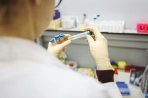 W jaki sposób prawidłowo pracować z odczynnikami laboratoryjnymi?